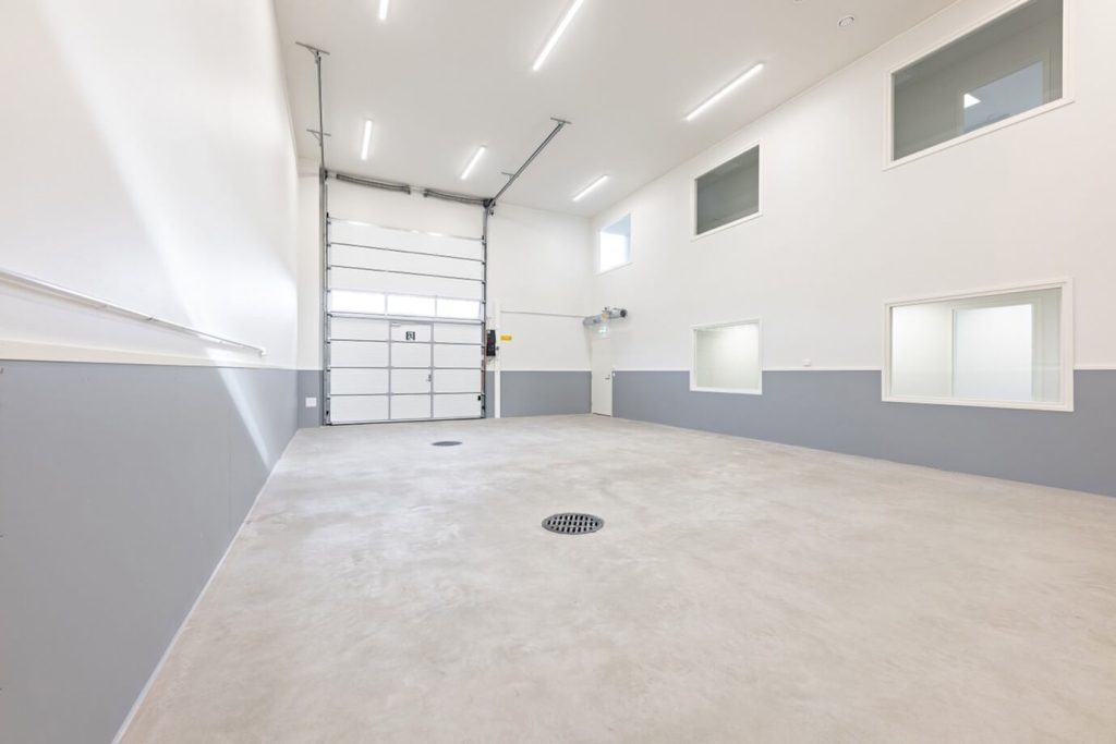 Valmiin yrityshallin sisätila